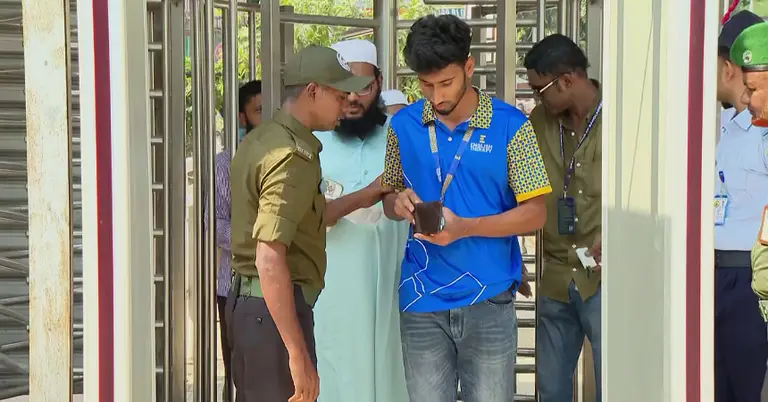 বিনামূল্যে টেস্ট দেখার সুযোগের দিনে মিরপুর স্টেডিয়ামের প্রবেশগেটে কঠোর নিরাপত্তা তল্লাশি